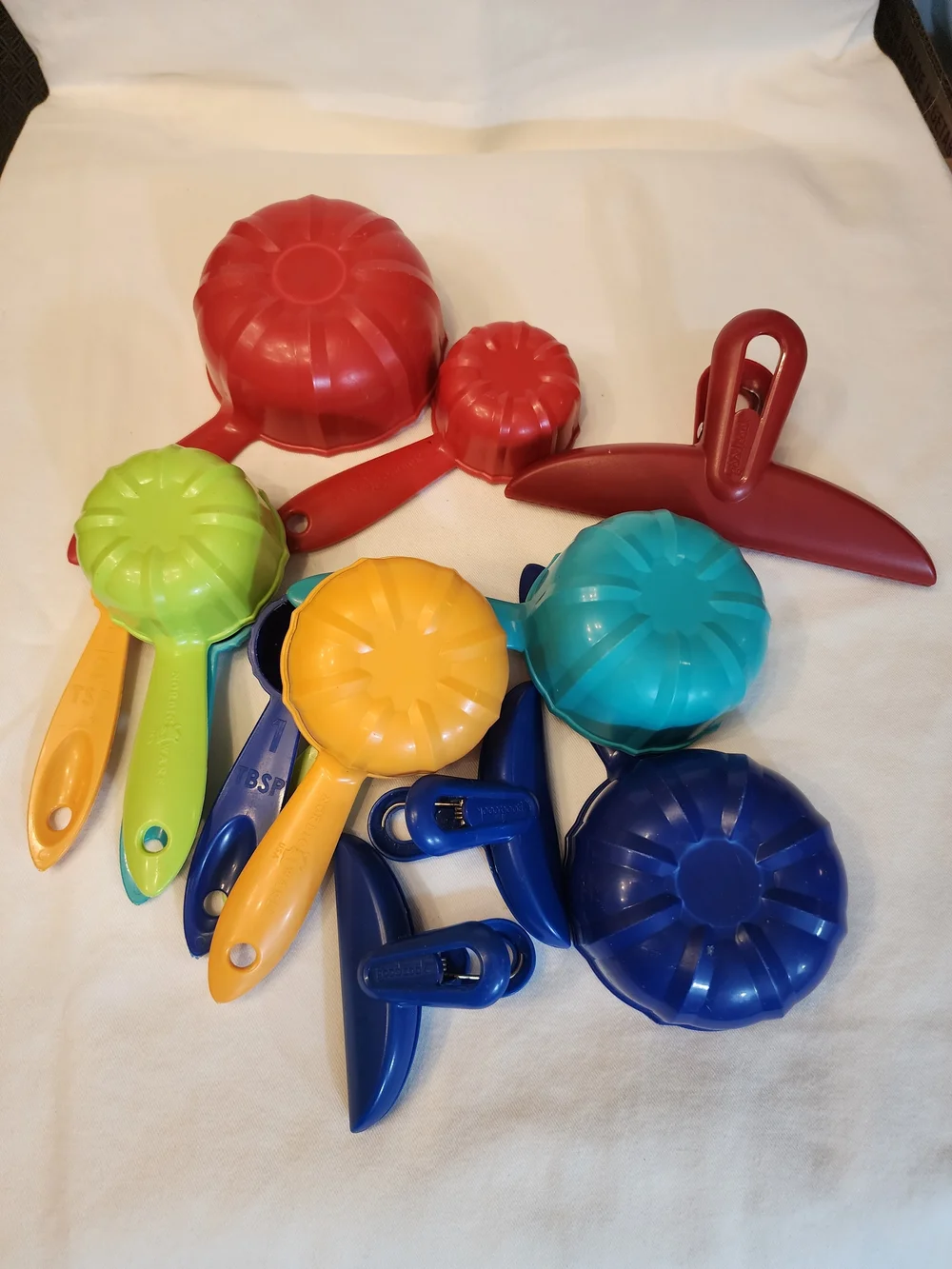 Colorful Measuring Cups and Spoons Set and Chip Clips